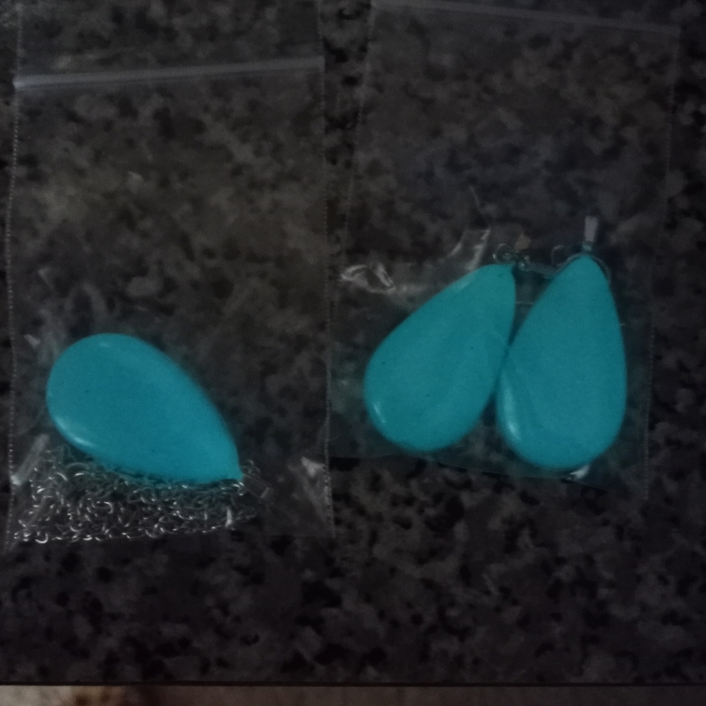 Blue shimmery glow in the dark teardrop earrings and necklace jewelry set - Picture 8 of 8